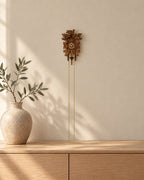 Kuckucksuhr Avis Pura von Anton Schneider, im Wohnzimmer an der Wand