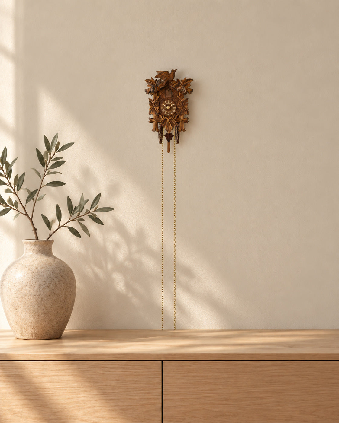 Kuckucksuhr Avis Pura von Anton Schneider, im Wohnzimmer an der Wand