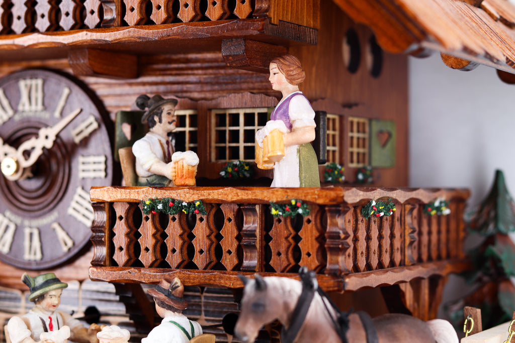 Dachdeckeruhr: der Dachdecker am Schindeldach – Detailaufnahme