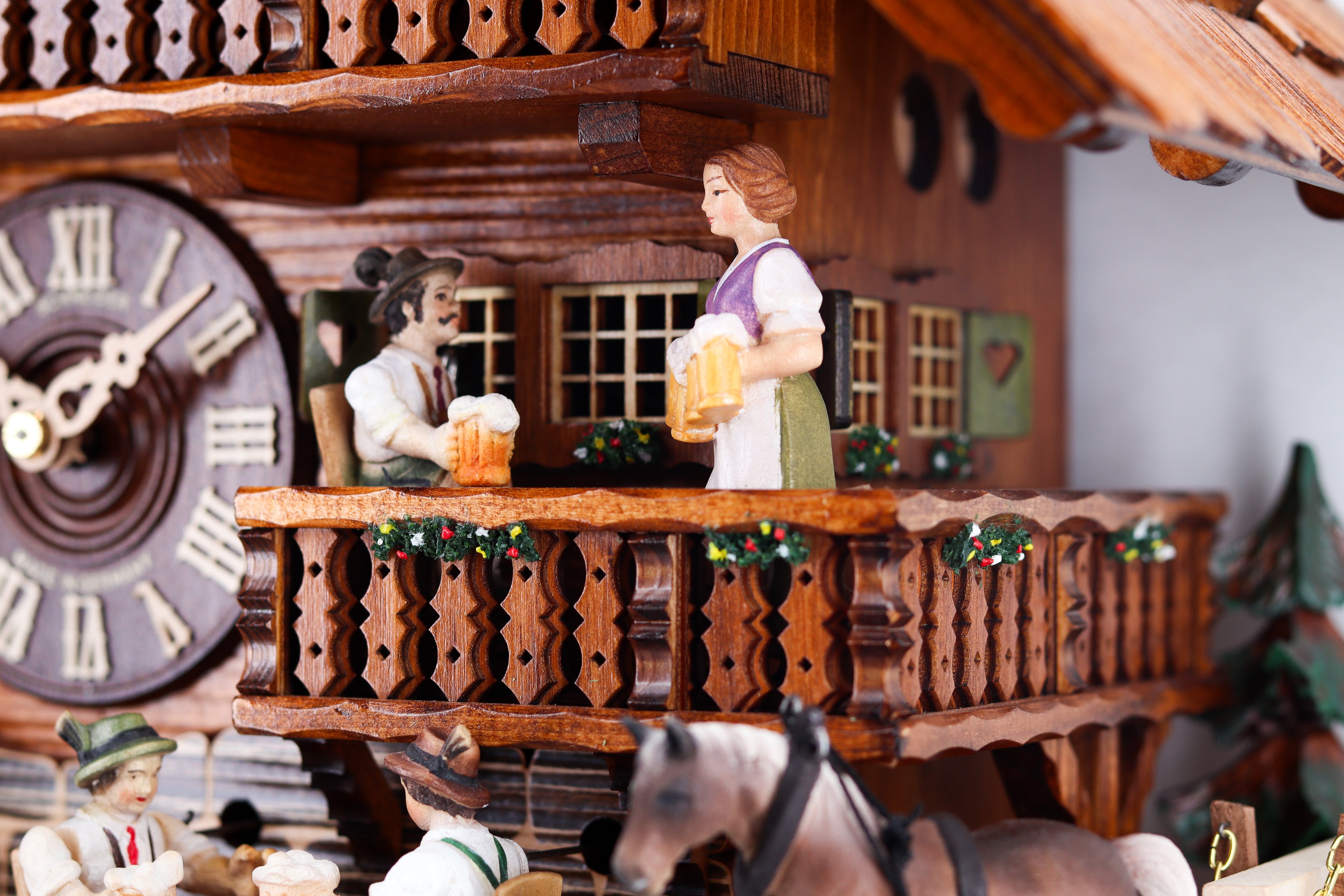 Dachdeckeruhr: der Dachdecker am Schindeldach – Detailaufnahme