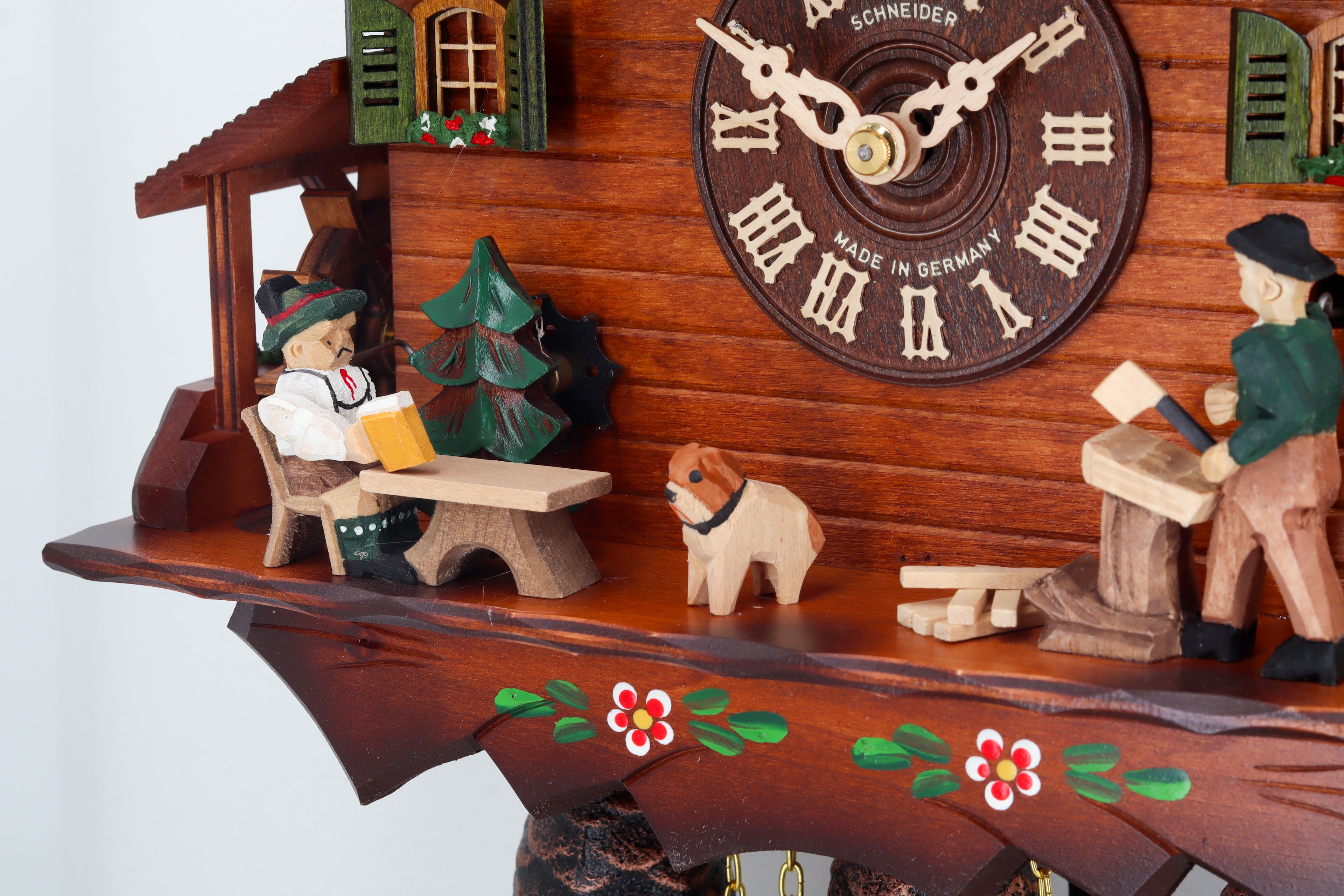 Chalet-Kuckucksuhr von Anton Schneider – Detailaufnahme der geschnitzten Figuren